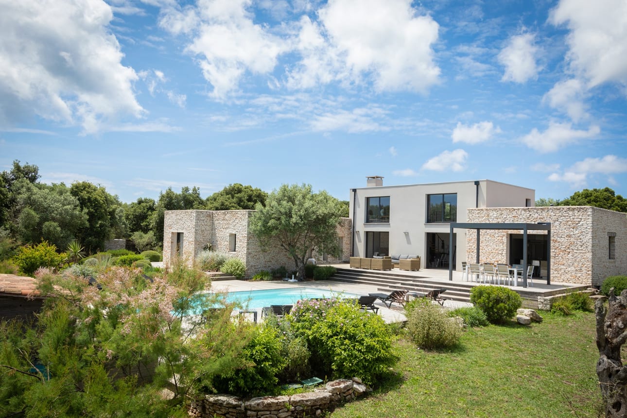 img:https://www.thethinkingtraveller.com/media/Blog%20Images/where%20to%20stay%20in%20corsica/TTT_Corsica_Bonifacio_Arbitru_May2023_3e.jpg